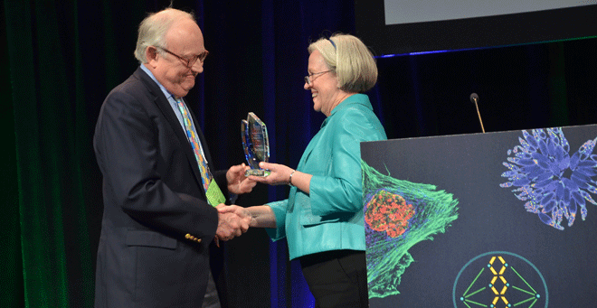 Thoru Pederson, PhD, accepted the American Society of Cell Biology’s Distinguished Service Award from ASCB President Shirley Tilghman, PhD, at the ASCB 2015 annual meeting. (ASCB Photo by Jesse Karras)